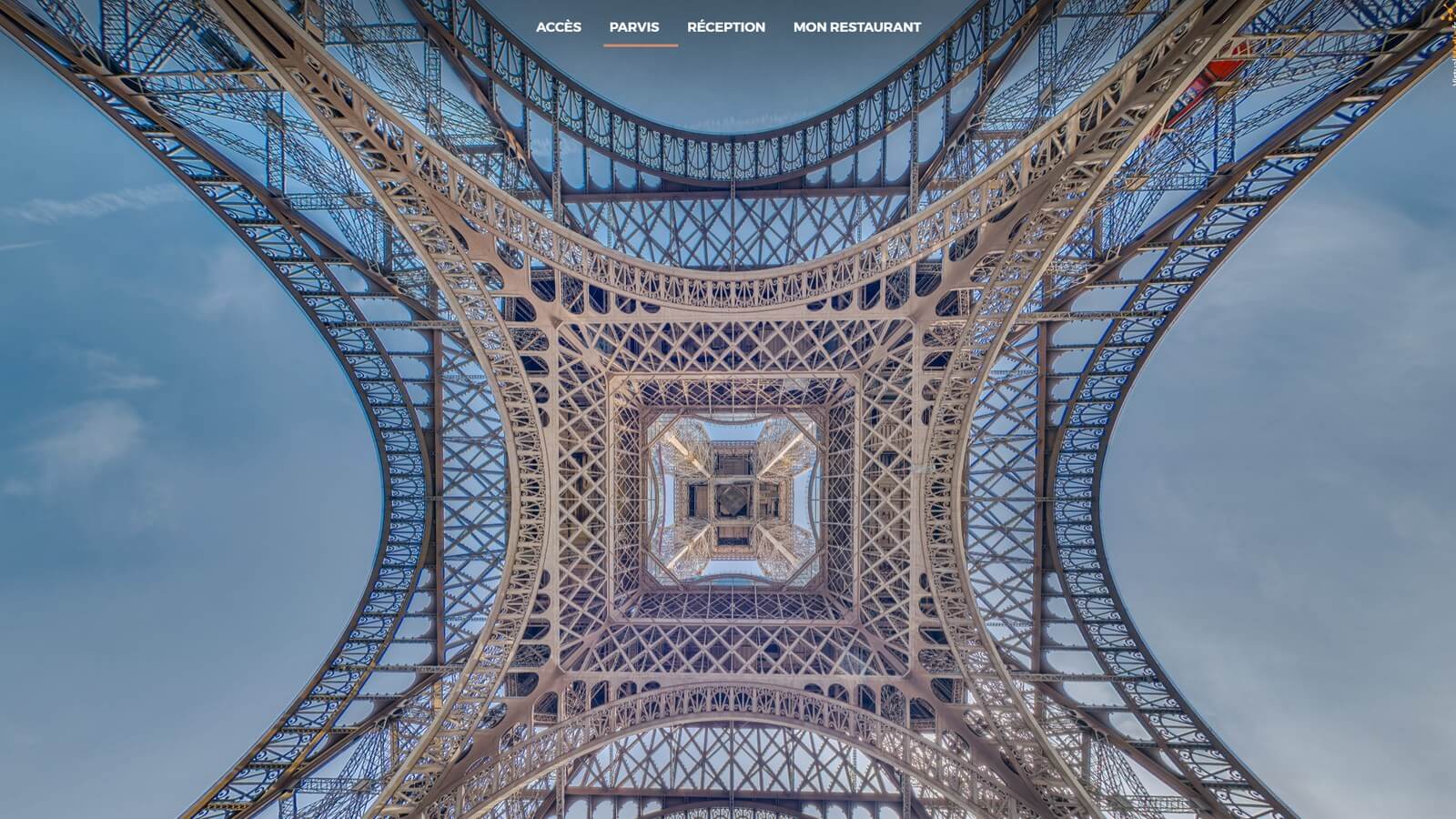 Parcours d'accès de la visite virtuelle, vue sous la tour Eiffel, menu Accès Parvis Réception